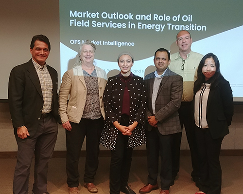 GCCC researchers stand with BHGE market intelligence members and center for energy economics